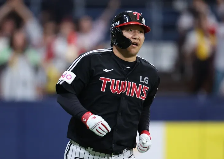 LG 트윈스 문보경이 8일 서울 고척스카이돔에서 열린 2025 KBO리그 정규시즌 키움 히어로즈와의 원정 경기에서 홈런을 친 뒤 기뻐하고 있다. 뉴시스