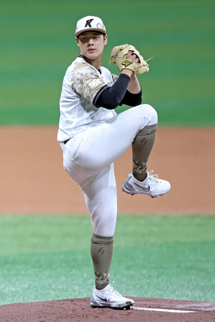 키움 히어로즈 정현우가 8일 서울 고척스카이돔에서 열린 2025 KBO리그 정규시즌 LG 트윈스와의 홈 경기에서 공을 던지고 있다. 뉴시스