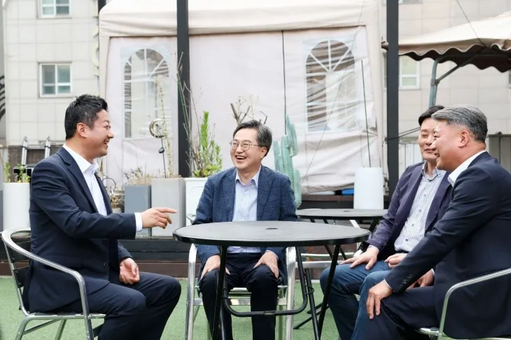 7일 오후 (왼쪽부터)김진경 경기도의회 의장, 김동연 경기도지사, 최종현 도의회 민주당 대표 의원, 김정호 도의회 국민의힘 대표 의원이 각종 현안을 논의하고 있다. (경기도 제공)