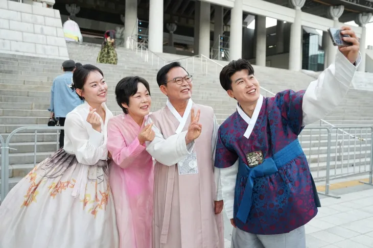 김석필 천안시장 권한대행이 2025 천안 K-컬처박람회에서 열린 K-한복 패션쇼에서 참가자들과 기념사진을 촬영하고 있다. 천안시 제공