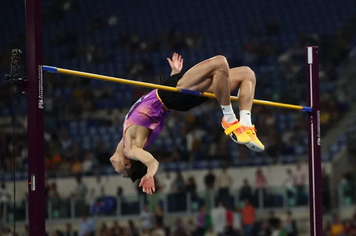 우상혁이 지난 7일(한국시간) 이탈리아 로마 스타디오 올림피코에서 열린 2025 세계육상연맹(WA) 다이아몬드리그 남자 높이뛰기에서 2m 32를 넘고 있다.  로이터 연합뉴스