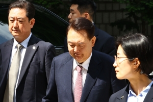 윤석열, ‘李 당선 어떻게 봤나’ 질문에 묵묵부답… 대선 후 첫 내란 재판 출석