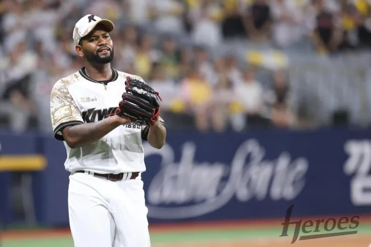 라울 알칸타라(키움 히어로즈)가 7일 서울 고척스카이돔에서 열린 2025 KBO리그 정규시즌 LG 트윈스와의 홈 경기에서 수비수와 소통하고 있다. 키움 히어로즈 제공