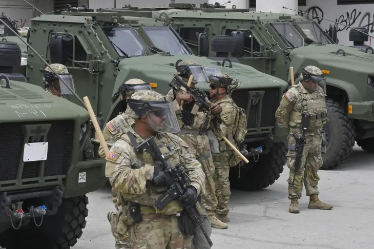 8일(현지시간) 미국 캘리포니아주 로스앤젤레스(LA) 도심에서 트럼프 행정부의 반이민정책과 불법 체류자 단속에 반대하는 대규모 시위가 벌어진 가운데, 캘리포니아주방위군 병력이 LA 시내에 집결해 있다. 2025.6.9 로스앤젤레스 UPI 연합뉴스