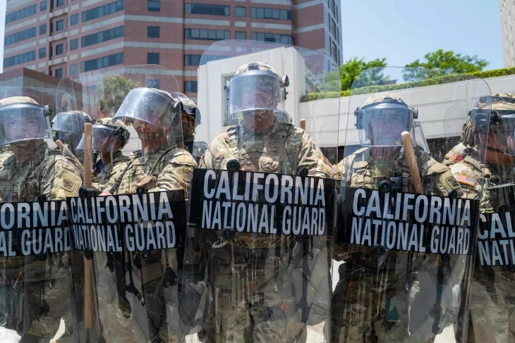 8일(현지시간) 미국 캘리포니아주 로스앤젤레스(LA) 도심에서 트럼프 행정부의 반이민정책과 불법 체류자 단속에 반대하는 대규모 시위가 벌어진 가운데, 캘리포니아주방위군 병력이 LA 시내에 배치돼 있다. 2025.6.9 로스앤젤레스 AFP 연합뉴스