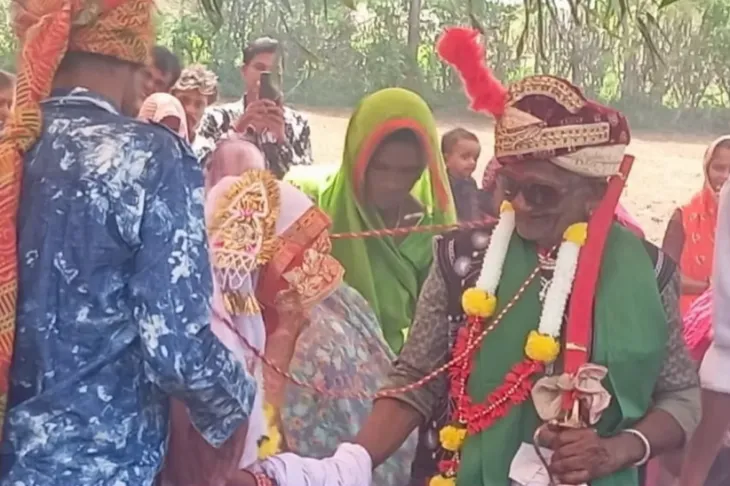 70년간 동거해온 인도의 90대 커플이 결혼을 통해 정식으로 부부가 돼 화제라고 8일(현지시간) 현지 매체가 전했다. 유튜브 채널 ‘sagwara live news’ 캡처