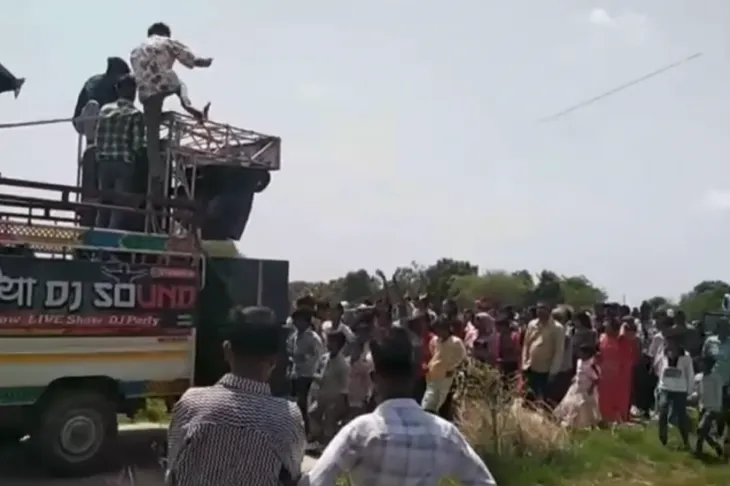 70년간 동거해온 인도의 90대 커플이 결혼을 통해 정식으로 부부가 돼 화제라고 8일(현지시간) 현지 매체가 전했다. 유튜브 채널 ‘sagwara live news’ 캡처