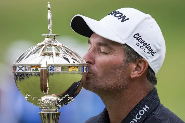 캐나다 오픈 우승컵에 입 맞추는 폭스