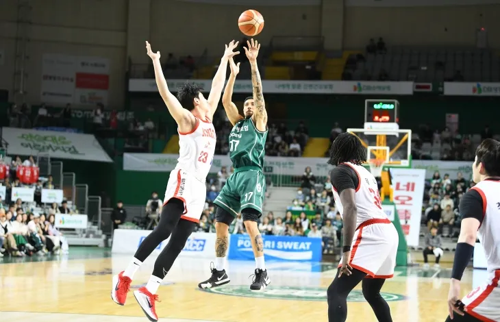 원주 DB 이선 알바노가 지난 3월 16일 원주종합체육관에서 열린 2024~25 프로농구 정규시즌 서울 SK와의 홈 경기에서 슛하고 있다. KBL 제공