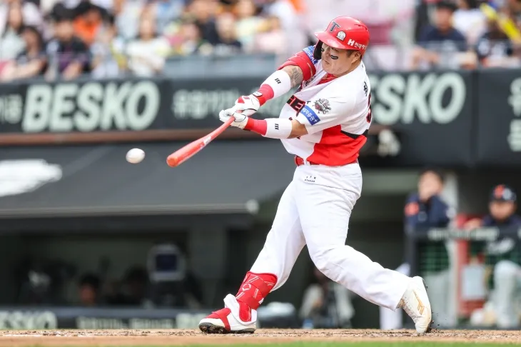 KIA 타이거즈 최형우가 지난 6일 광주 기아챔피언스필드에서 열린 2025 KBO리그 정규시즌 한화 이글스와의 홈 경기에서 타격하고 있다. KIA 타이거즈 제공