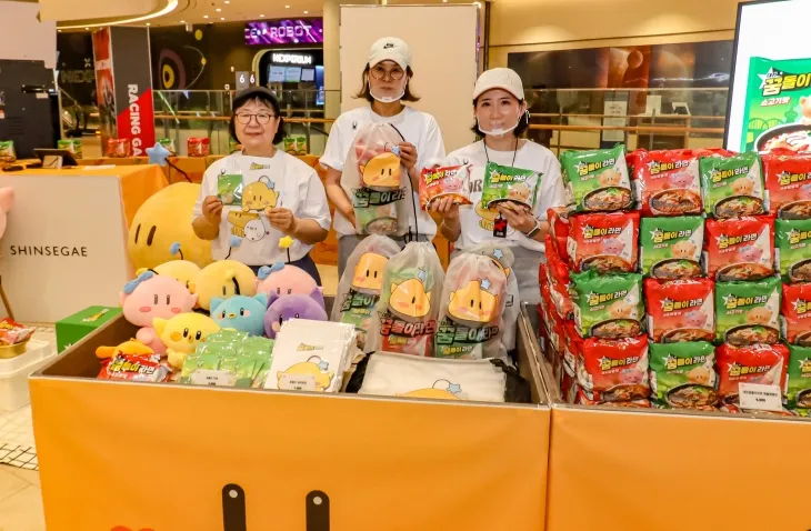 꿈돌이 라면이 출시한 9일 대전신세계 Art &amp; Science 6층에 ‘꿈돌이 라면’ 팝업 매장이 열렸다. 꿈돌이 라면과 키링, 냄비 받침 등 다양한 굿즈를 판매하고 시식코너도 마련했다. 대전신세계