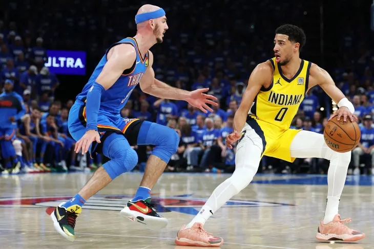 앨릭스 카루소(오클라호마시티 선더)가 9일(한국시간) 미국 오클라호마주 오클라호마시티의 페이컴 센터에서 열린 2024~25 NBA 챔피언결정전(7전4승제) 2차전 인디애나 페이서스와의 홈 경기에서 타이리스 할리버튼을 막고 있다. AFP 연합뉴스