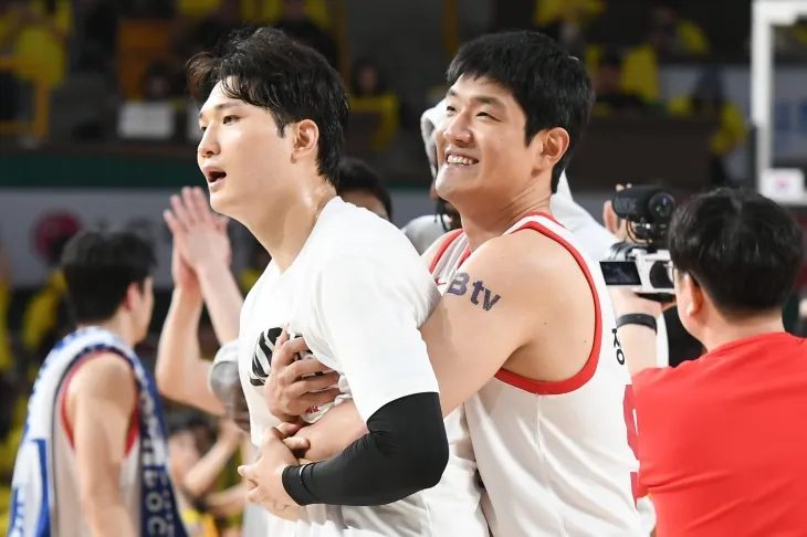 서울 SK 소속이었던 장문호가 지난달 11일 창원체육관에서 열린 2024~25 프로농구 챔피언결정전 4차전 창원 LG와의 원정 경기에서 승리한 뒤 안영준과 기뻐하고 있다. KBL 제공