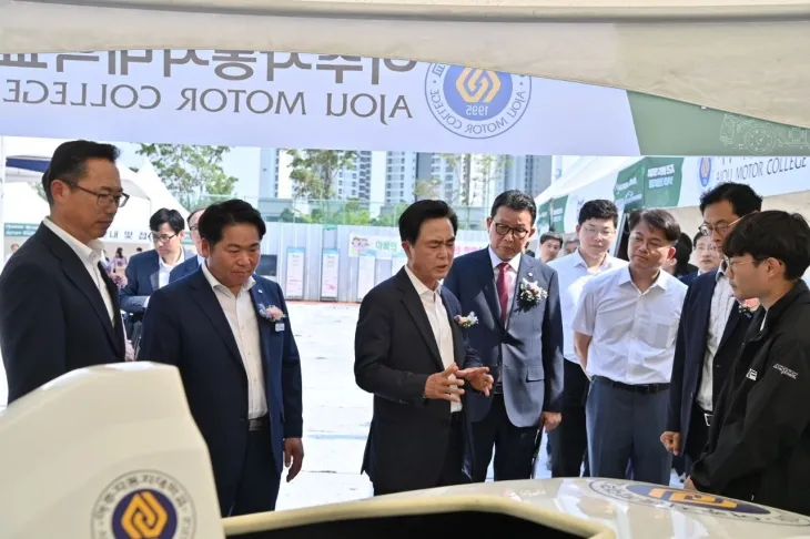 자율주행·차량용 반도체 종합지원센터 착공식에서 김태흠 충남지사와 오세현 아산시장, 문성제 선문대 총장등이 학생들이 제작한 차량 등을 둘러보고 있다. 도 제공