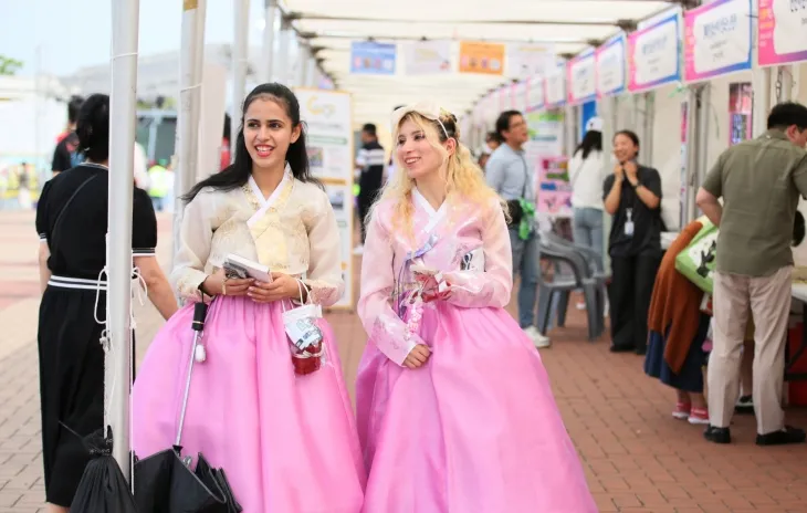 ‘2025 천안 K-컬처박람회’를 찾은 외국인들이 한복을 입고 행사장을 관람하고 있다. 천안시 제공