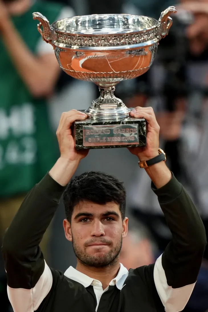 우승 트로피를 들어올린 알카라스. 파리 AFP 연합뉴스