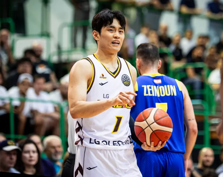 창원 LG 유기상이 9일(한국시간) 아랍에미리트 두바이의 셰이크 사이드 빈 막툼 스포츠홀에서 열린 2025 국제농구연맹(FIBA) 바스켓볼 챔피언스리그(BCL) 아시아 조별리그 C조 베이루트와의 2차전에서 동료와 대화하고 있다. FIBA 제공