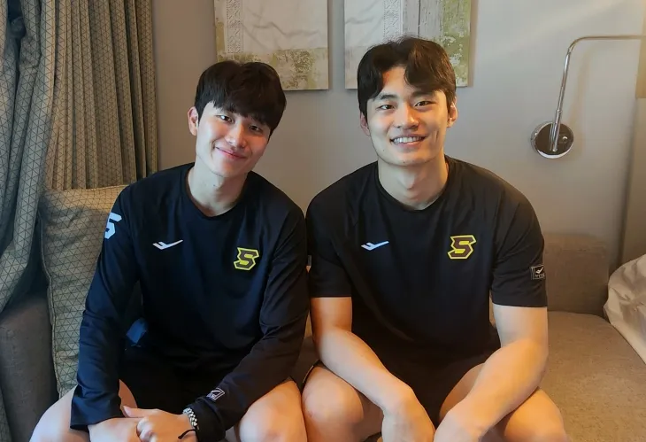 창원 LG 양준석과 유기상이 9일(한국시간) 아랍에미리트 두바이의 셰이크 사이드 빈 막툼 스포츠홀에서 열린 2025 국제농구연맹(FIBA) 바스켓볼 챔피언스리그(BCL) 아시아 조별리그를 마치고 밝게 웃고 있다. 창원 LG 제공