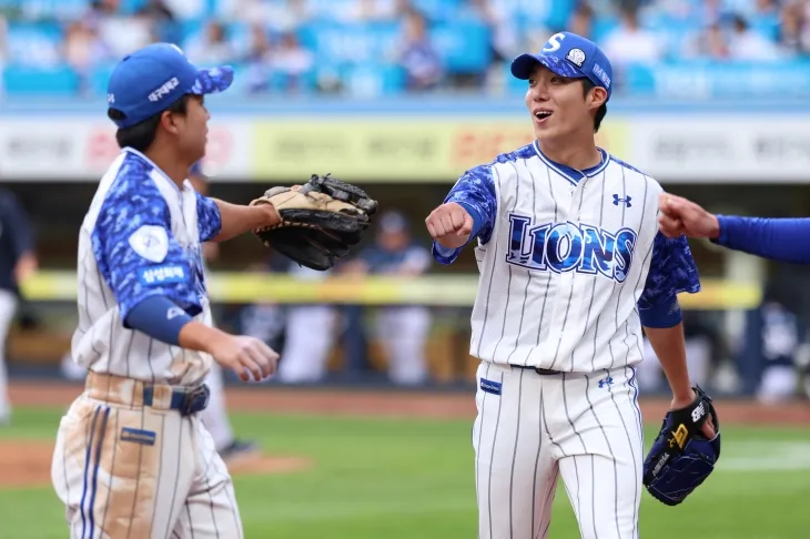 삼성 라이온즈 원태인이 6일 대구 삼성라이온즈파크에서 열린 2025 KBO리그 정규시즌 NC 다이노스와의 홈 경기에서 선발 등판해 야수들과 하이파이브하고 있다. 삼성 라이온즈 제공