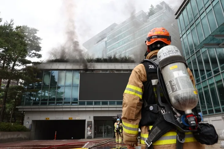 진화작업 펼치는 소방관들