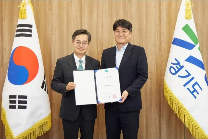 10일 오전 김동연 경기도지사가 이은호 언론협력담당관에게 임용장 수여 후 기념 촬영을 하고 있다. (경기도 제공)