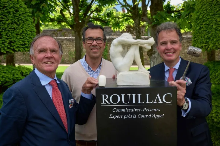 뒤늦게 진품으로 밝혀진 오귀스트 로댕의 ‘절망’이 최근 프랑스에서 열린 경매에서 86만 유로(약 13억 3400만원)에 낙찰됐다고 AFP통신이 전했다. 사진은 경매 관계자들이 ‘절망’과 함께 포즈를 취하고 있는 모습. 2025.5.13 AFP 연합뉴스