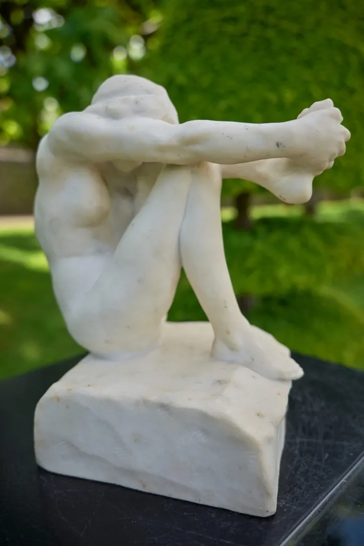 뒤늦게 진품으로 밝혀진 오귀스트 로댕의 ‘절망’이 최근 프랑스에서 열린 경매에서 86만 유로(약 13억 3400만원)에 낙찰됐다고 AFP통신이 전했다. 사진은 13일(현지시간) 프랑스 중서부 빌렁드히에서 촬영된 ‘절망’. 2025.5.13 AFP 연합뉴스