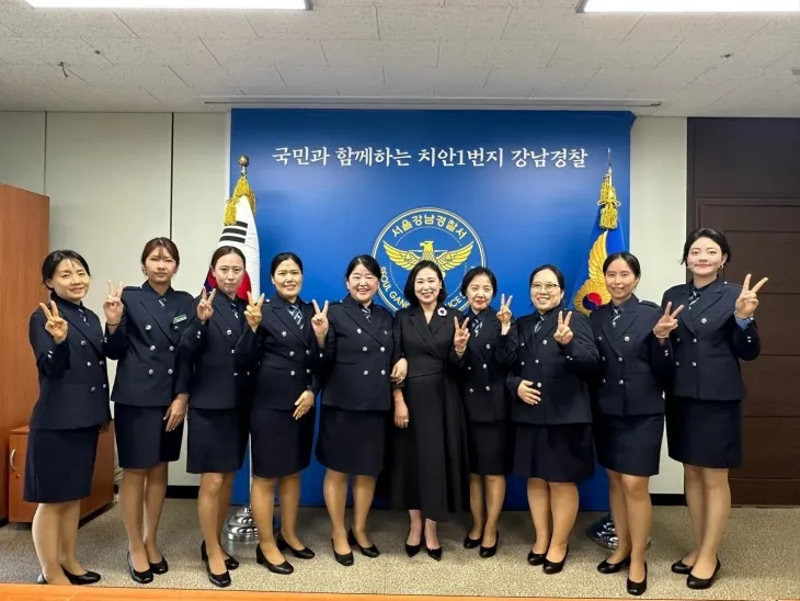 지난 4일 강남경찰서에서 열린 ‘2025년 강남녹색어머니연합회 위촉식’에 참석한 이새날 의원(오른쪽에서 다섯 번째)