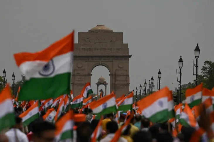 이웃나라인 파키스탄과의 군사적 갈등이 지속하던 13일 인도 뉴델리의 인디아 게이트가 보이는 거리에서 시민들이 인도 국기를 흔들며 군대와의 연대를 표명하고 있다. 사진은 기사 내용과 무관함. 2025.5.13 AFP 연합뉴스