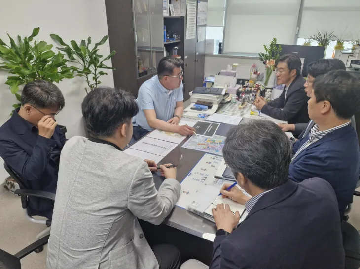 유종상 의원이 6월 10일, 경기주택도시공사(GH)로부터 광명시흥 도시첨단산업단지 내 조성 예정인 공공형 지식산업센터 건립사업 등 주요 현안에 대한 업무보고를 받고 있다.