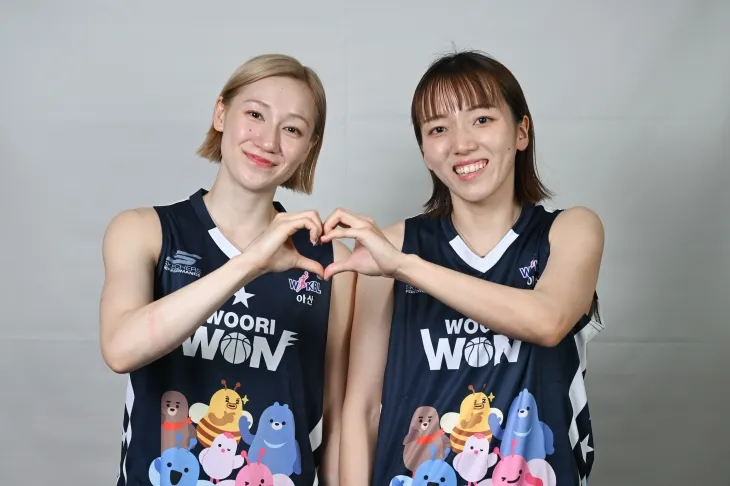 세키 나나미(왼쪽)와 오니즈카 아야노가 6일 일본 도쿄 올림픽기념청소년센터에서 열린 2025~26 여자프로농구 아시아쿼터 드래프트에서 각각 4순위, 9순위로 아산 우리은행에 지명된 뒤 기뻐하고 있다. WKBL 제공