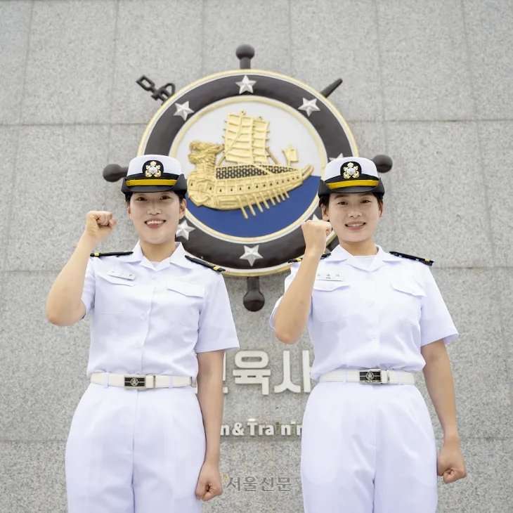 6월 호국보훈의 달을 맞아 서해수호 55용사 유자녀 프로야구 시구·시타에 참여하게 된 조시은(왼쪽) 소위와 김해나 소위가 지난 9일 경남 창원시 해군교육사령부에서 주먹을 쥐며 함께 기념사진을 찍고 있다. 2025.6.10 해군 제공