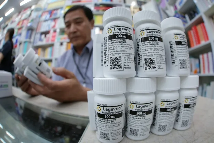 23일 오후 서울 종로구 코로나19 치료제 지정약국인 종로 열린약국에서 약국장이 코로나19 치료제 중 하나인 라게브리오를 정리하고 있다. 2025.5.23 뉴스1