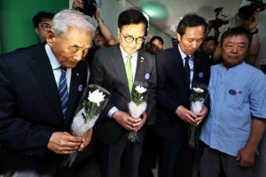 [포토] 동생이자 동지를 위한 헌화
