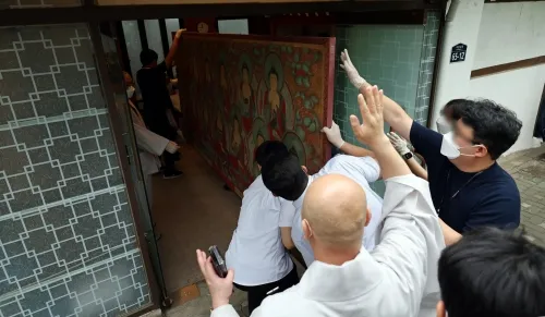 10일 서울 종로구 한국불교역사문화기념관 화재 당시 조계종 총무원 관계자들이 전시 중이던 문화유산들을 옮기고 있다. 연합뉴스.