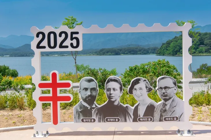 강원 고성 ‘화진포 셔우드 홀 문화공간’에 설치된 조형물. 고성군 제공