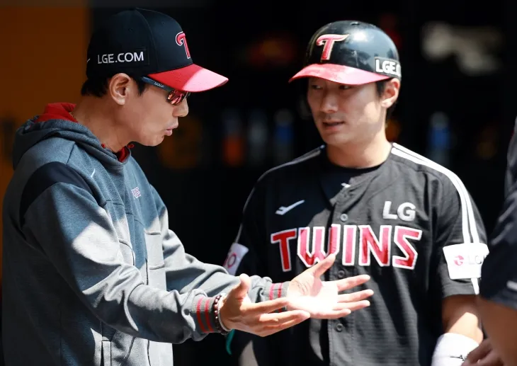 LG 트윈스 신민재가 지난달 25일 인천 SSG랜더스필드에서 열린 2025 KBO리그 정규시즌 SSG 랜더스와의 원정 경기에서 염경엽 감독과 대화하고 있다. 뉴스1
