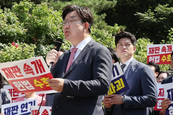 발언하는 권성동 원내대표