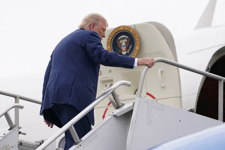 도널드 트럼프 미국 대통령이 8일(현지시간) 에어포스원(미 대통령 전용기)에 오르고 있다. 로이터 연합뉴스