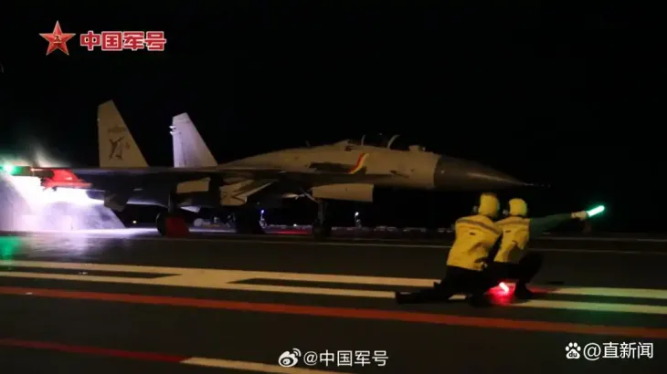 중국 해군이 야간에 항공모함에서 전투기 출격 훈련을 하고 있다. 위챗 캡처