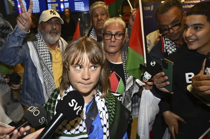 스웨덴 활동가 그레타 툰베리가 2025년 6월 10일 스웨덴 스톡홀름 외곽의 알란다 공항에 도착해 기자들과 이야기하고 있다. AP뉴시스