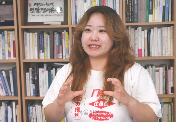 11일 민달팽이유니온 사무처장 김가원(31)씨가 서울 서대문구 민달팽이유니온 사무실에서 전세사기특별법 개정을 서둘려야 하는 이유를 설명하고 있다. 안주영 전문기자
