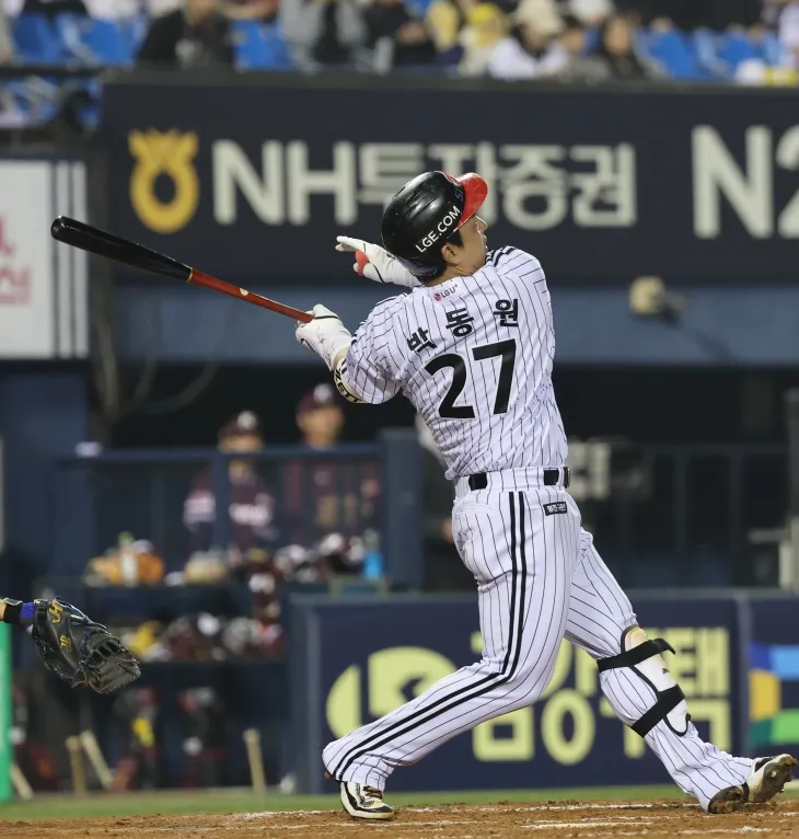 LG 트윈스 박동원이 지난달 15일 서울 잠실야구장에서 열린 2025 KBO리그 정규시즌 키움 히어로즈와의 홈 경기에서 타격하고 있다. 뉴스1
