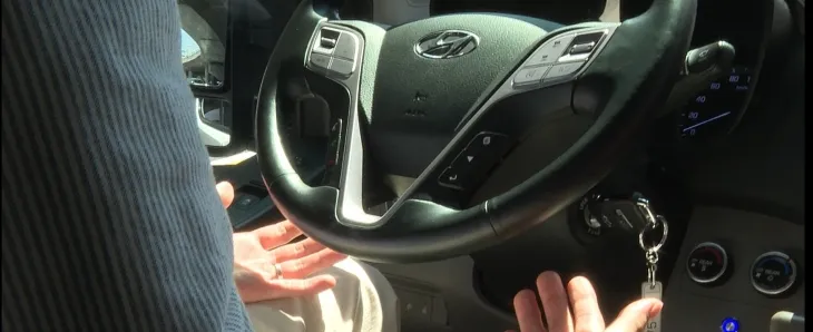 탐라자율주행차에 동승한 안전관리자가 핸들에서 손을 놓고 있는 모습. 제주도 제공영상 캡처