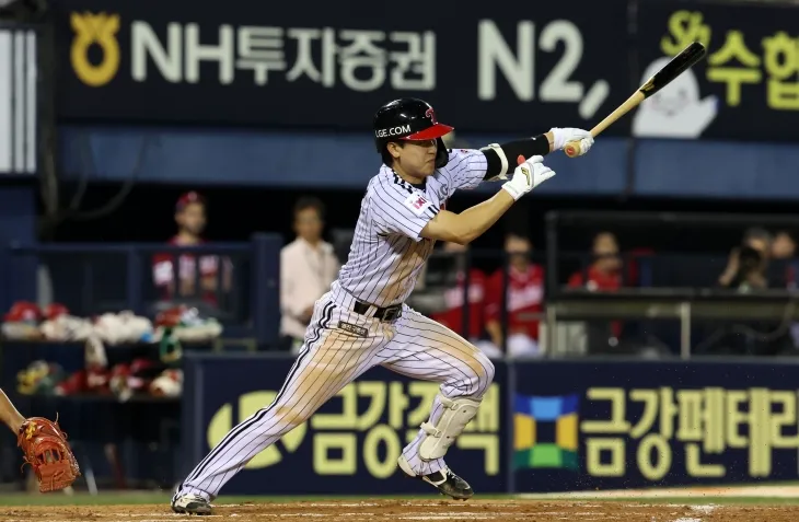 LG 트윈스 구본혁이 11일 서울 잠실야구장에서 열린 2025 KBO리그 정규시즌 SSG 랜더스와의 홈 경기에서 타격하고 있다. 뉴시스