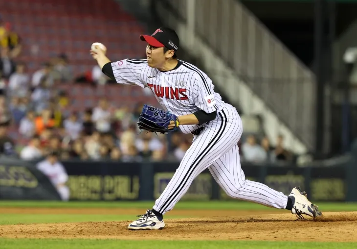 LG 트윈스 박명근이 11일 서울 잠실야구장에서 열린 2025 KBO리그 정규시즌 SSG 랜더스와의 홈 경기에서 공을 던지고 있다. 뉴시스