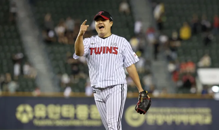 LG 트윈스 장현식이 11일 서울 잠실야구장에서 열린 2025 KBO리그 정규시즌 SSG 랜더스와의 홈 경기에서 세이브를 올린 뒤 기뻐하고 있다. 뉴시스