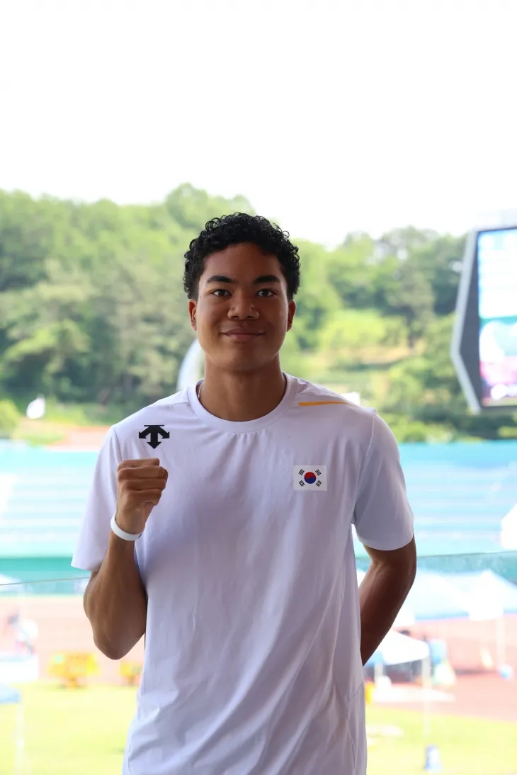 이달 9일 경북 예천스타디움에서 만난 조엘진이 앞으로의 포부를 밝히며 파이팅을 외치는 모습. 대한육상연맹 제공