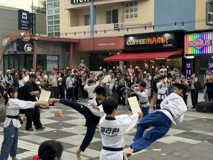 지난 8일부터 11일까지 3박 4일간 미국·덴마크·영국·태국 등에서 거주 중인 입양인 90여명이 마음의 고향 제주로 초청돼 제주시 누웨마루에서 버스킹 공연을 관람하고 있다. 제주관광공사 제공