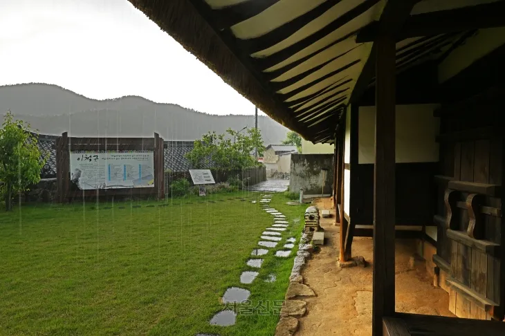 소나기가 내리는 이청준 생가. 비 피하는 데는 역시 시골집의 툇마루가 최고다.